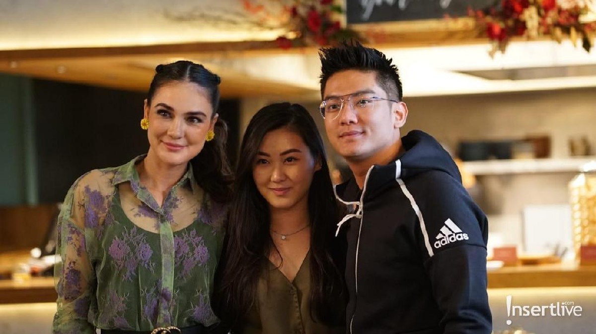 Luna Maya dikenal akrab dengan beberapa selebriti Indonesia&period; Saat pesta ulang tahun Luna&comma; para artis turut hadir memeriahkan&period;