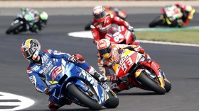 FOTO: Rins Bikin Marquez Gigit Jari di MotoGP Inggris