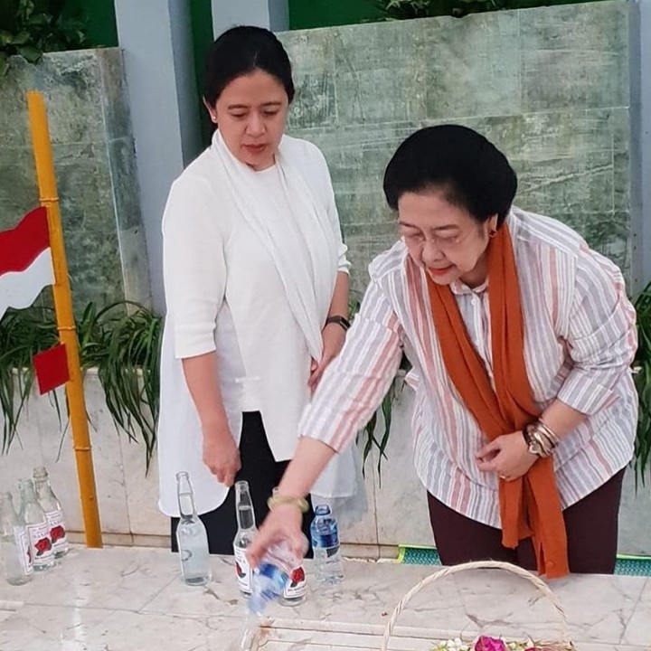 <p>Ziarah ke makam leluhur bersama ibunda tercinta. (Foto: Instagram/ @puanmaharaniri)  </p>