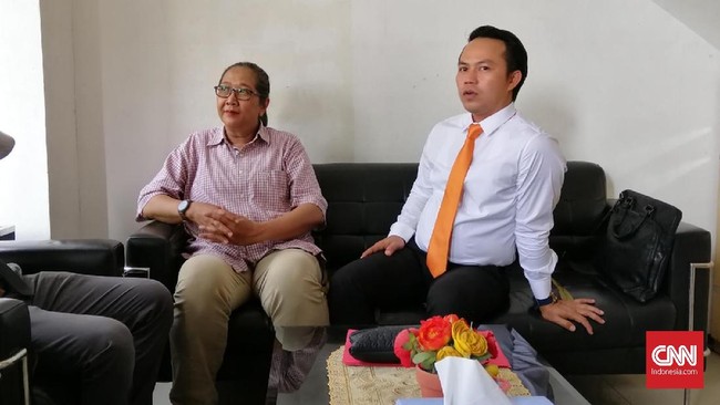 Koordinator lapangan dalam aksi pengepungan asrama mahasiswa Papua di Surabaya, Tri Susanti hari ini menjalani pemeriksaan di Polda Jatim.