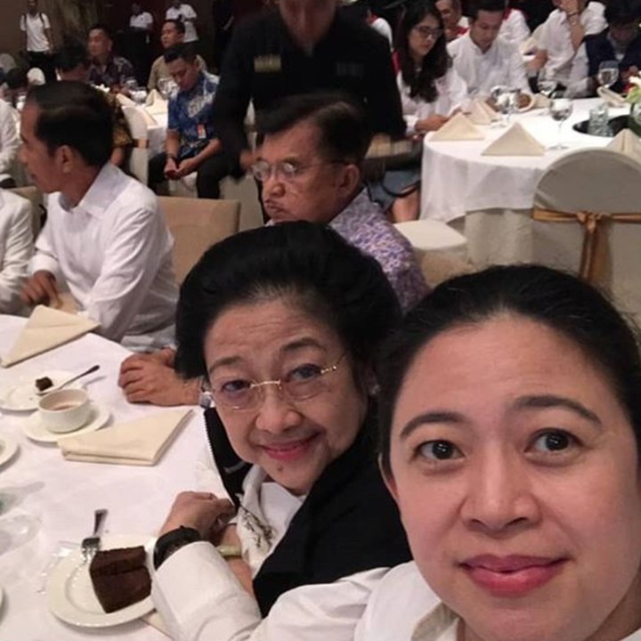 <p>Sambil menyaksikan hasil hitung cepat pemilu, foto dulu bareng ibu ah. He-he-he. (Foto: Instagram/ @puanmaharaniri)</p>