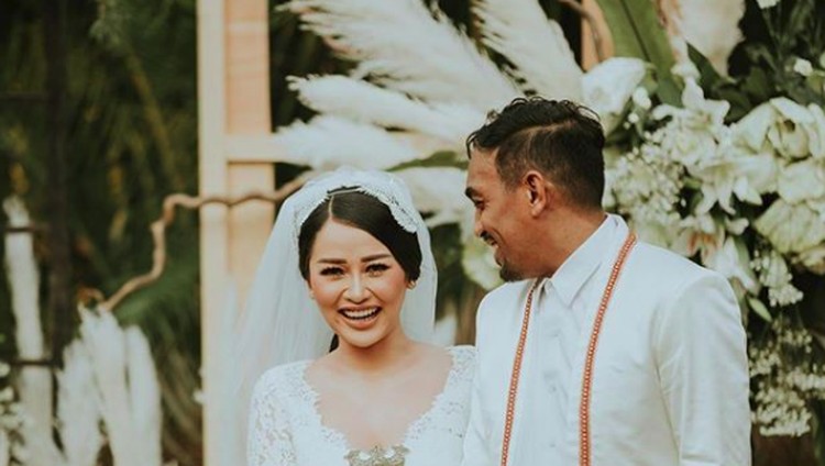Usai menikah, Mutia Ayu dan Glenn Fredly berbagi foto untuk mengungkapkan rasa bahagia.