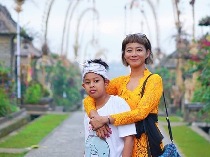 7 Potret Hangat Riyanni Djangkaru dan Putranya