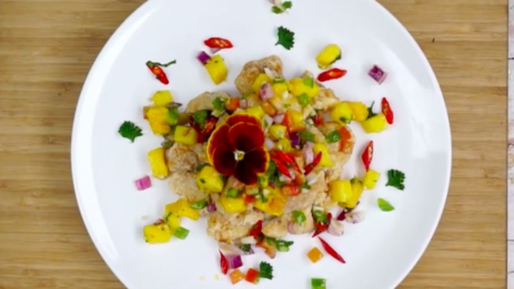 Perpaduan pedas segar dalam resep ayam sambal mangga berikut bisa bikin mata melek dan bersemangat.