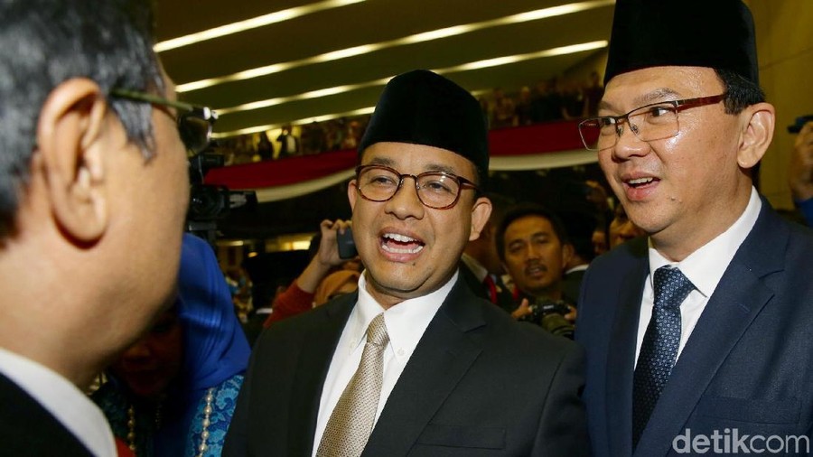 Ahok Diajak Selfie Fans, Netizen Salfok Sama Anies Baswedan Netizen salah fokus dengan keberadaan Anies Baswedan ketika banyak fans yang berkumpul mengajak Ahok selfie di dalam acara kondangan.