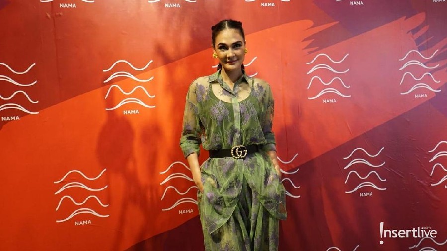 Luna Maya Dapat Hadiah Sweter Mewah dari Kahiyang Ayu Ulangtahun sudah lewat, Luna Maya masih menerima sejumlah kado mewah dari para sahabat.
