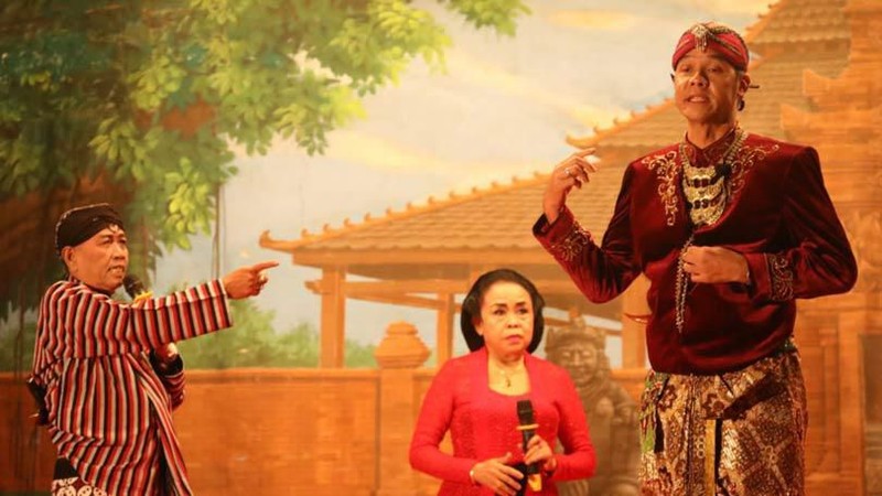 Sebelum gelaran Pesta Rakyat di HUT Jateng ke-69 berakhir, para pejabat Pemprov Jateng dan Pemkab Wonogiri beradu akting di panggung ketoprak.