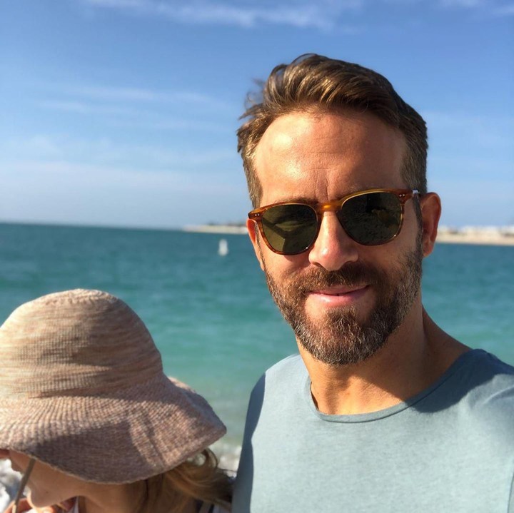 Istrinya yang ulang tahun, kok cuma wajah Reynold saja yang diabadikan. (Foto: Instagram @vancityreynolds)