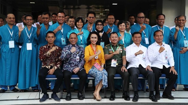 Sebanyak 20 orang calon pimpinan KPK menjalani tes wawancara dan uji publik, di antaranya Wakil Ketua KPK Alexander Marwata, Wakabareskrim Irjen Antam Novambar.