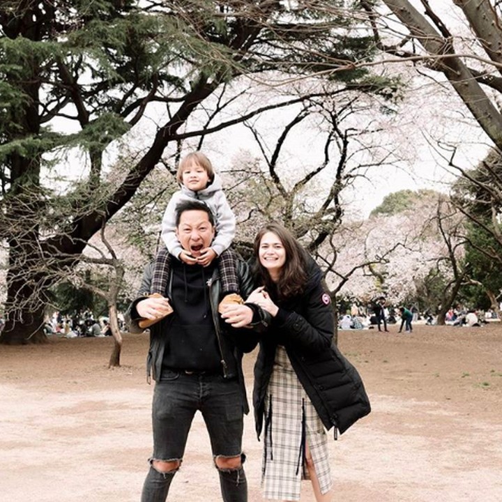 <p>Pasangan Ringgo Agus Rahman dan Sabai Morscheck juga menjadi keluarga yang selalu dinanti. Kelucuan Ringgo merayu Sabai dan menaklukan hati Bjorka selalu berhasil mengocok perut. ( Foto: Instagram @raditya_dika)</p>