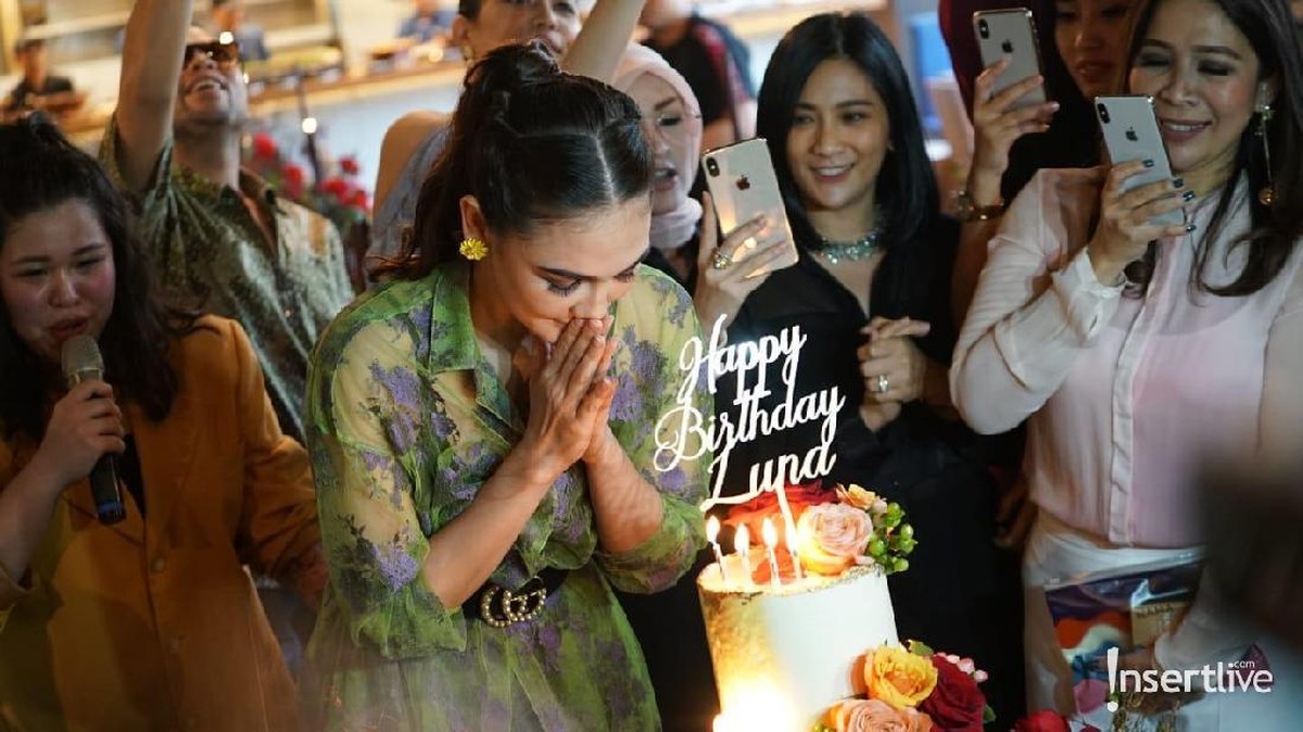 Luna Maya merayakan ulang tahunnya yang ke-36 bersama para sahabat pada Senin &lpar;26&sol;8&rpar;&period;