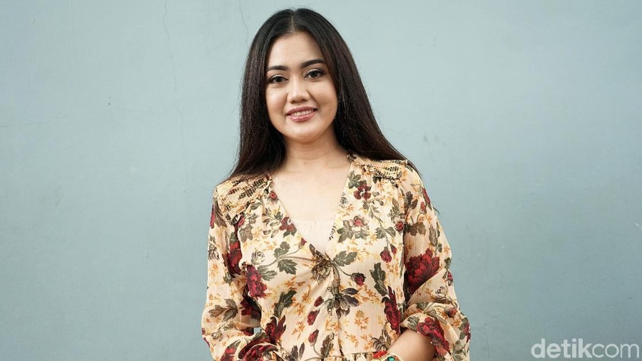 Nia Anggia, adik Julia Perez saat tiba di studio Trans TV.