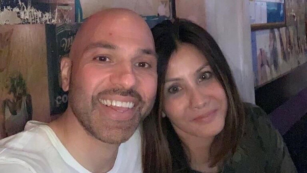 Potret kemesraan pasangan Sajad Ukra dan sang istri siri&comma; Medina Moesa&period;