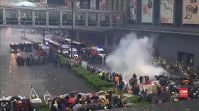 VIDEO: Polisi Hong Kong Todongkan Pistol ke Arah Demonstran
