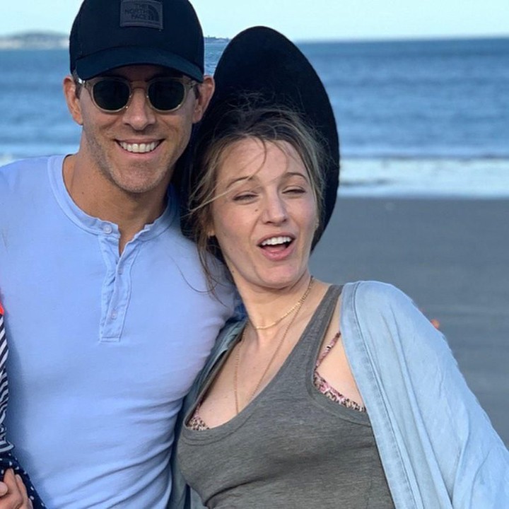 Bukannya mengunggah foto cantik sang istri, Reynold justru mengunggah foto Lively dengan pose unik dan lucu. (Foto: Instagram @vancityreynolds)