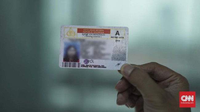 Polisi mengimbau masyarakat menghindari pemakaian baju atau jilbab berwarna biru sebab bisa mengganggu proses pembuatan foto.