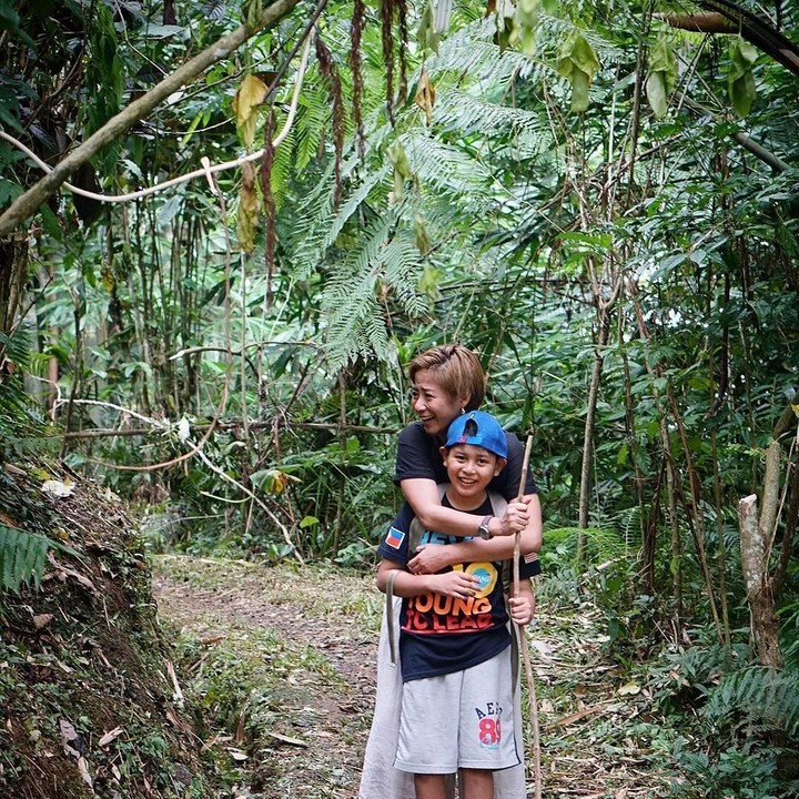<p>Ketika kaki Riyanni terkilir, sang putra dengan sigap menopang bahu Riyanni selama beberapa hari. <em>So sweet</em> ya, Bun. (Foto: Instagram @r_djangkaru)</p>