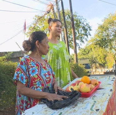 Bunga Jelitha Kepergok Jual Buah di Pinggir Jalan