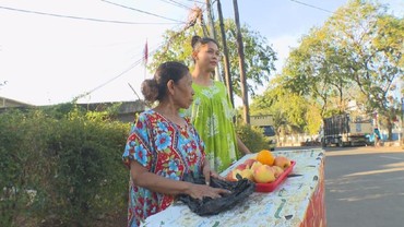 img-title Bunga Jelitha Kepergok Jual Buah di Pinggir Jalan