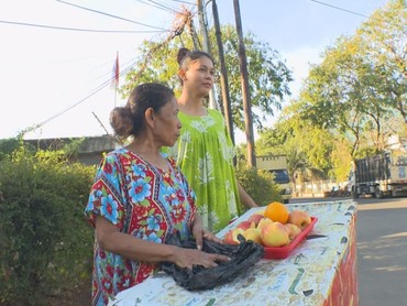 Bunga Jelitha Kepergok Jual Buah di Pinggir Jalan