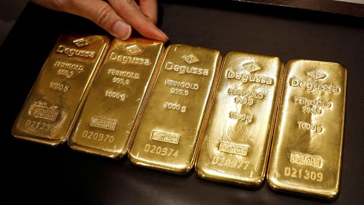 FILE PHOTO: An employee shows gold bullions at Degussa shop in Singapore June 16, 2017. REUTERS/Edgar Su/File Photo
