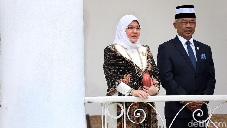Potret Permaisuri Malaysia Berbalut Kebaya Batik di Istana Kehadiran Raja Permaisuri Agung Tunku Hajah Azizah Aminah Maimunah Iskandariah, berbalut kebaya batik, seolah menjadi pesona dan daya tarik sendiri di Istana Bogor.