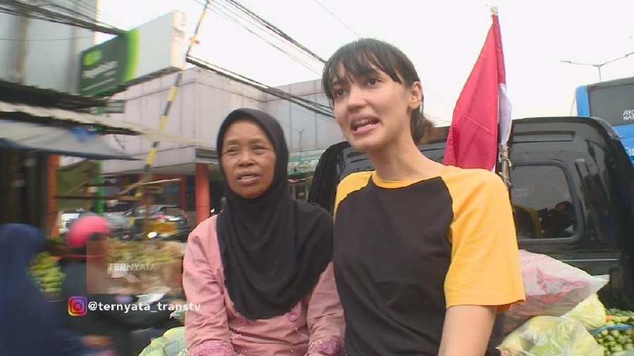 Melayu Nicole membantu meringankan beban bu Diroh.