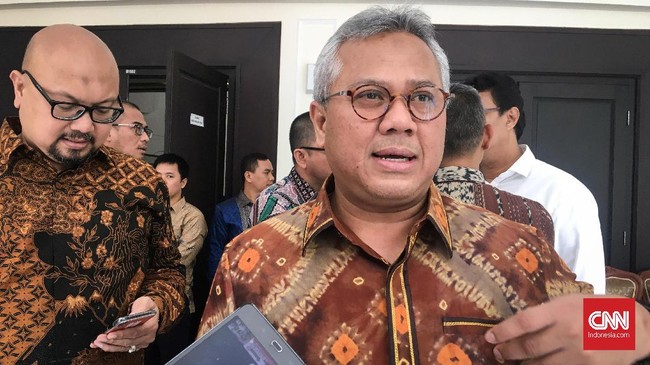 Ketua KPU, Arief Budiman bergerak menuju gedung KPK mengonfirmasi kabar penangkapan salah satu komisioner KPU dalam gelar OTT.