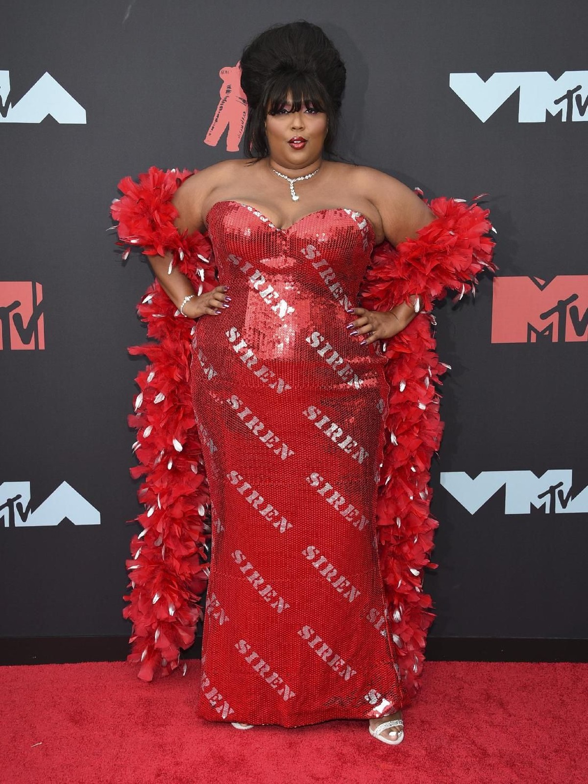 Para selebriti hadir ke ajang ke MTV VMA 2019 dengan pakaian yang penuh warna-warni&period; Seperti apa penampilan mereka&quest;