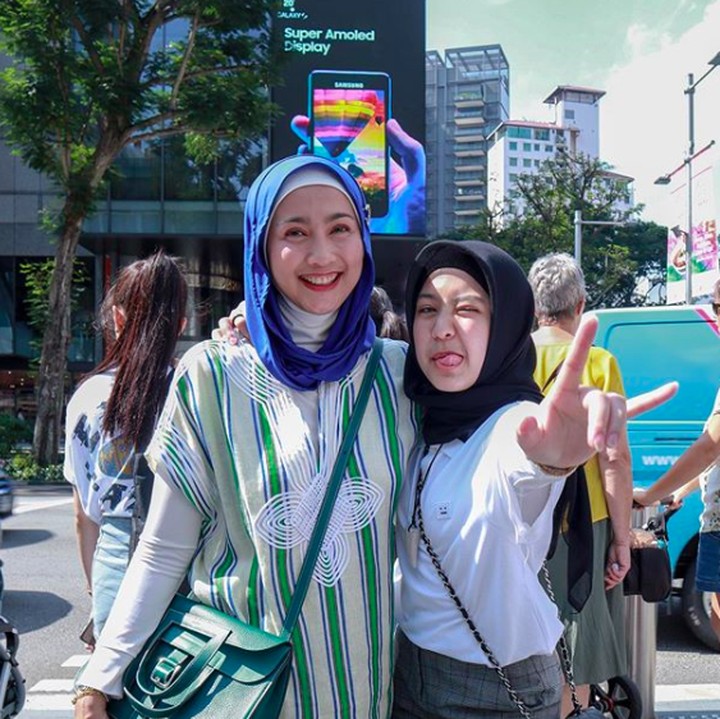 <p>Sama-sama sudah berhijab, wajah ibu dan anak ini pun terlihat semakin mirip. (Foto: Instagram @desyratnasarifans)</p>