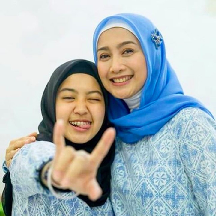 <p>Mereka kembali mengenakan dress code yang sama. Tapi kalau sekarang berbeda gaya. <em>He-he-he.</em> (Foto: Instagram @desyratnasarifans)</p>