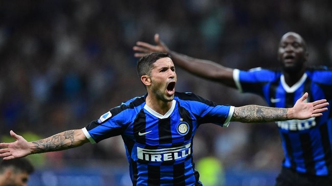 Inter Milan unggul 2-0 atas Lecce di babak pertama pada pekan perdana Liga Italia di Stadion Giuseppe Meazza, Senin (26/8) waktu setempat.