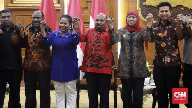 Gubernur Papua Lukas Enembe mengaku memahami emosi mahasiswa Papua di asrama Surabaya, dan berencana menjadwalkan ulang kunjungan ke asrama.