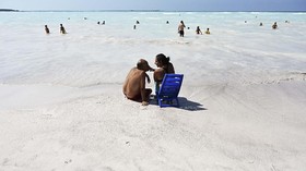 Ada 'Pantai Surgawi' di Kawasan Pabrik Kimia Italia