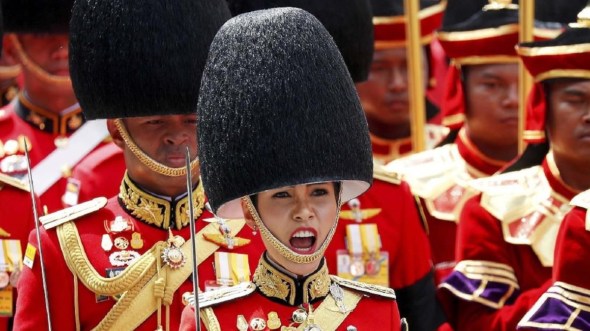 FOTO: Gagahnya Selir Raja Thailand Terbangkan Jet Tempur