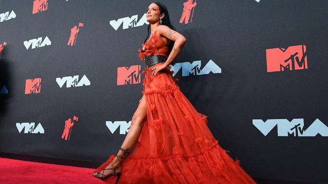 Halsey membocorkan daftar lagu yang akan menjadi materi Manic, album terbarunya mendatang. Antara lain, ada kolaborasi dengan Suga BTS dan Alanis Morisette.