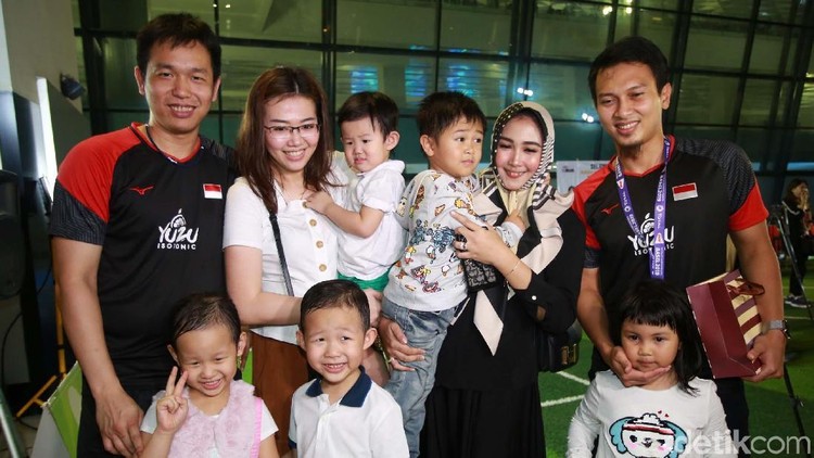 Hendra Setiawan/Mohammad Ahsan tiba di Bandara Soekarno Hatta, Cengkareng, Jakarta, setelah meriah emas di Kejuaraan Dunia Bulutangkis. Mereka disambut meriah.