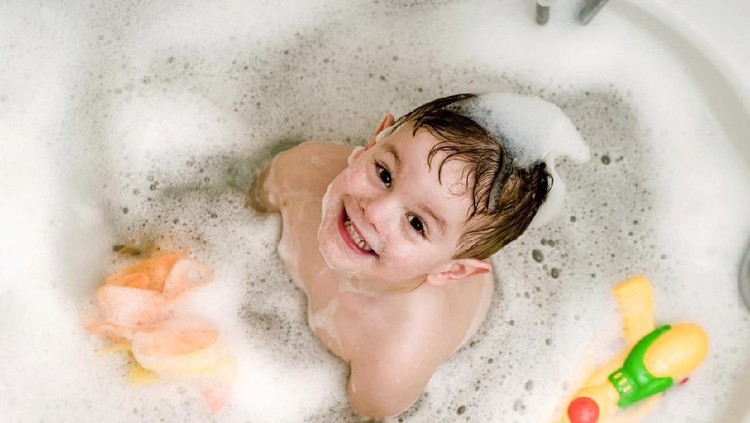 Kapan ya, anak sudah bisa dibiasakan mandi sendiri? Lalu bagaimana tahapan yang bisa dicoba agar anak mau mandi sendiri.