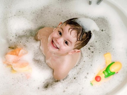 6 Cara Membuat Anak Mau Mandi Sendiri