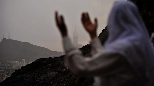 Arab Saudi mencopot sekitar seratus pendakwah karena tidak mengecam Ikhwanul Muslimin dalam khotbah mereka.