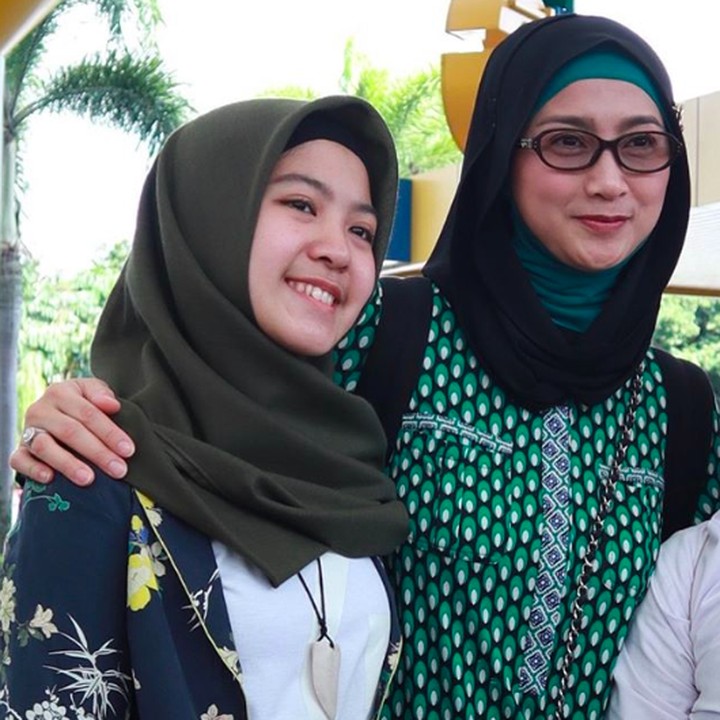 <p>Setuju ya, Bun, kalau Nasywa dan Desy Ratnasari bagai pinang dibelah dua. Apalagi kalau tersenyum terlihat semakin mirip. (Foto: Instagram @desyratnasarifans)</p>