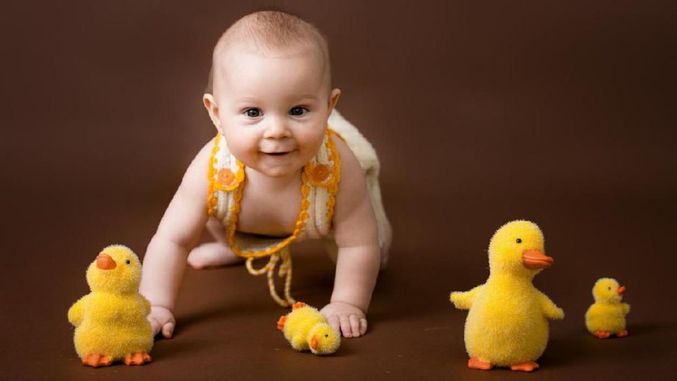 Akmar Ingin memberikan nama bayi dengan makna bersinar, Bun? Intip deretan nama bayi ini ya.