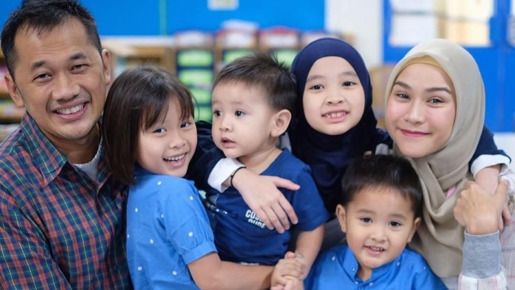 Hanung Bramantyo dan sang istri, Zaskia Adya Mecca punya cara khusus untuk mendidik kedua anak perempuannya.