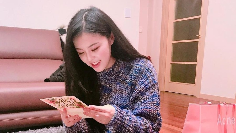Kakak dari Rose BLACKPINK itu seorang sarjana hukum.
