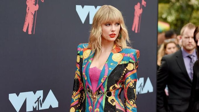 Rilis Konten TikTok Pertamanya, Dress yang Dipakai Taylor Swift Langsung Ludes Terjual! Segini Harganya Rilis Konten TikTok Pertamanya, Dress yang Dipakai Taylor Swift Langsung Ludes Terjual! Segini Harganya