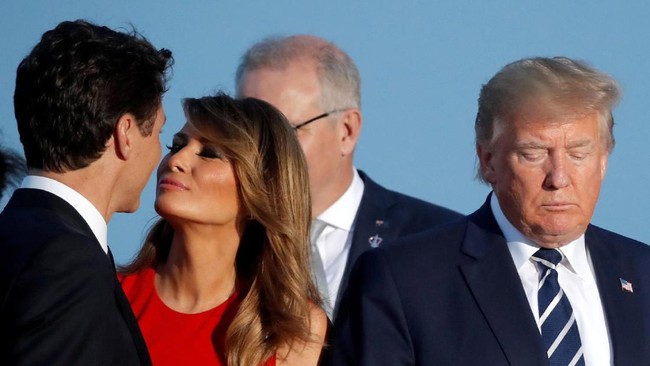Ibu Negara Amerika Serikat Melania Trump jadi perbincangan setelah fotonya yang sedang sun pipi dengan Perdana Menteri Kanada Justin Trudeau tersebar.