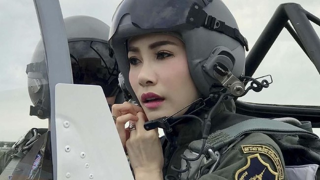 FOTO: Gagahnya Selir Raja Thailand Terbangkan Jet Tempur