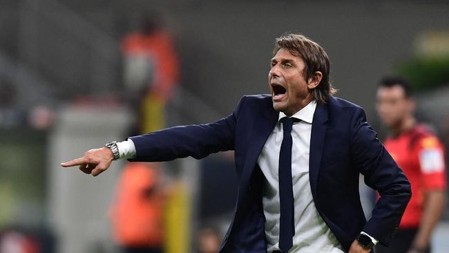 Inter Milan's Italian head coach Antonio Conte shouts instructions during the Italian Serie A football match Inter Milan vs US Lecce on August 26, 2019 at the San Siro stadium in Milan. (Photo by Miguel MEDINA / AFP)