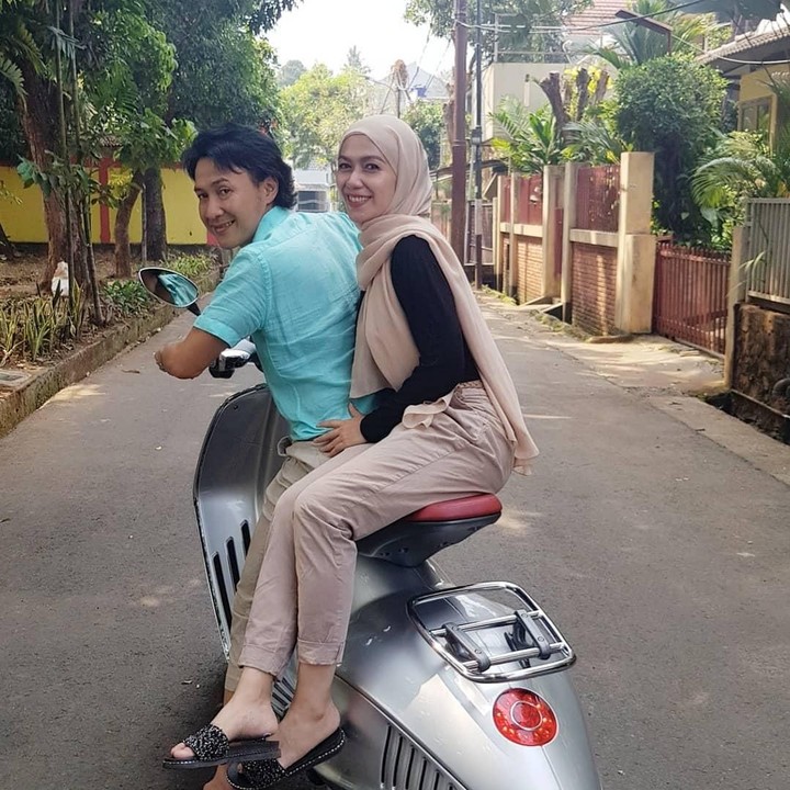 <p>Walau cuma naik motor bersama sang suami di sekitar rumah, Anggia mengaku sangat senang. Wah romantis ya, Bun. (Foto: Instagram @anggiakuncoro)</p>