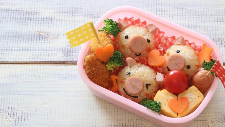 Menata makanan beragam bentuk dan warna dalam bentuk bento box, membawa banyak manfaat untuk makan siang anak.